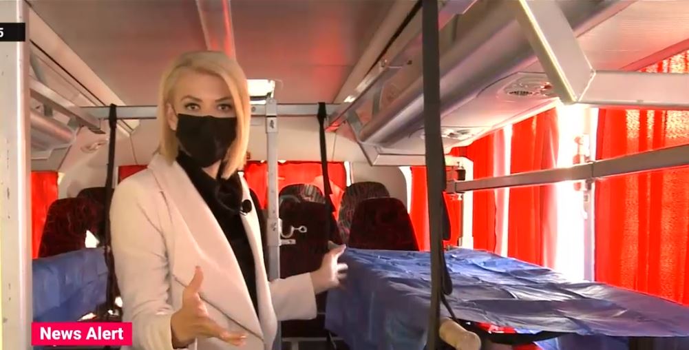 Imagini din autocarul folosit pe post de ambulanță pentru transportul pacienților în Capitală