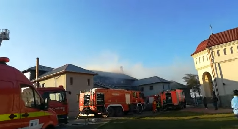 VIDEO | Incendiu puternic la o mănăstire din Agigea: Pompierii intervin cu 15 autospeciale