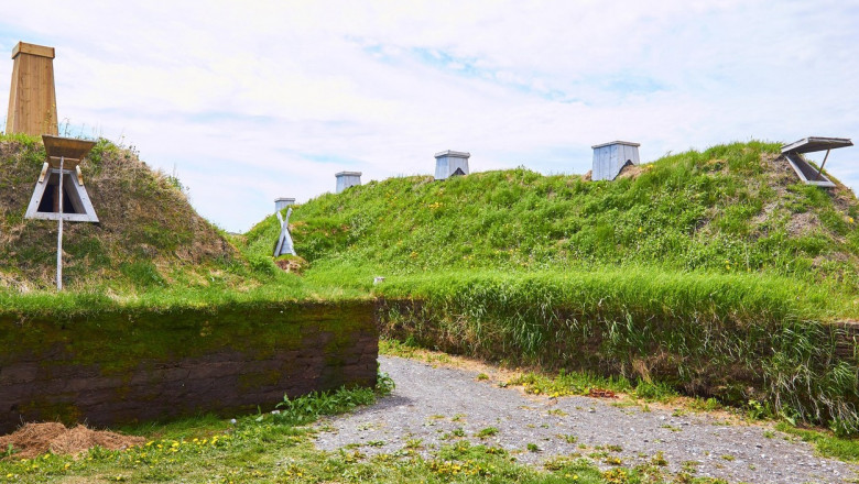 Clădire vikingă reconstruită la situl L'Anse aux Meadows.