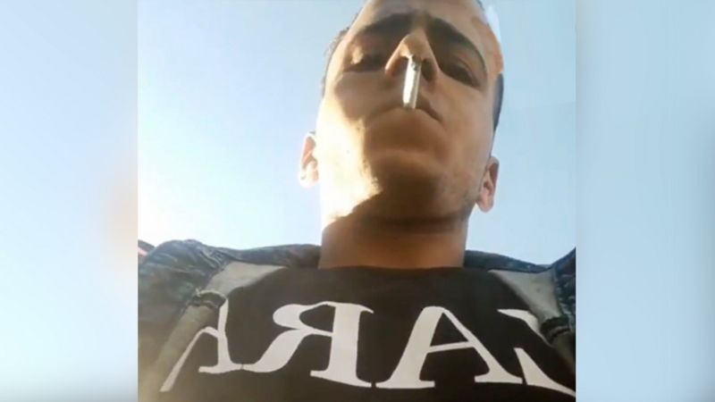 VIDEO. Un hoț a furat telefonul unui bărbat chiar în timpul unui live pe Facebook, iar 20.000 de oameni i-au văzut fața
