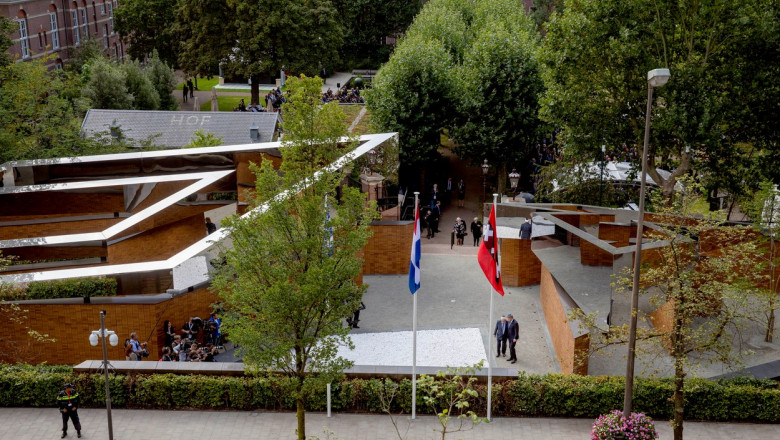 privire de ansamblu asupra memorialului cu numele victimelor holocaustului din amsterdam