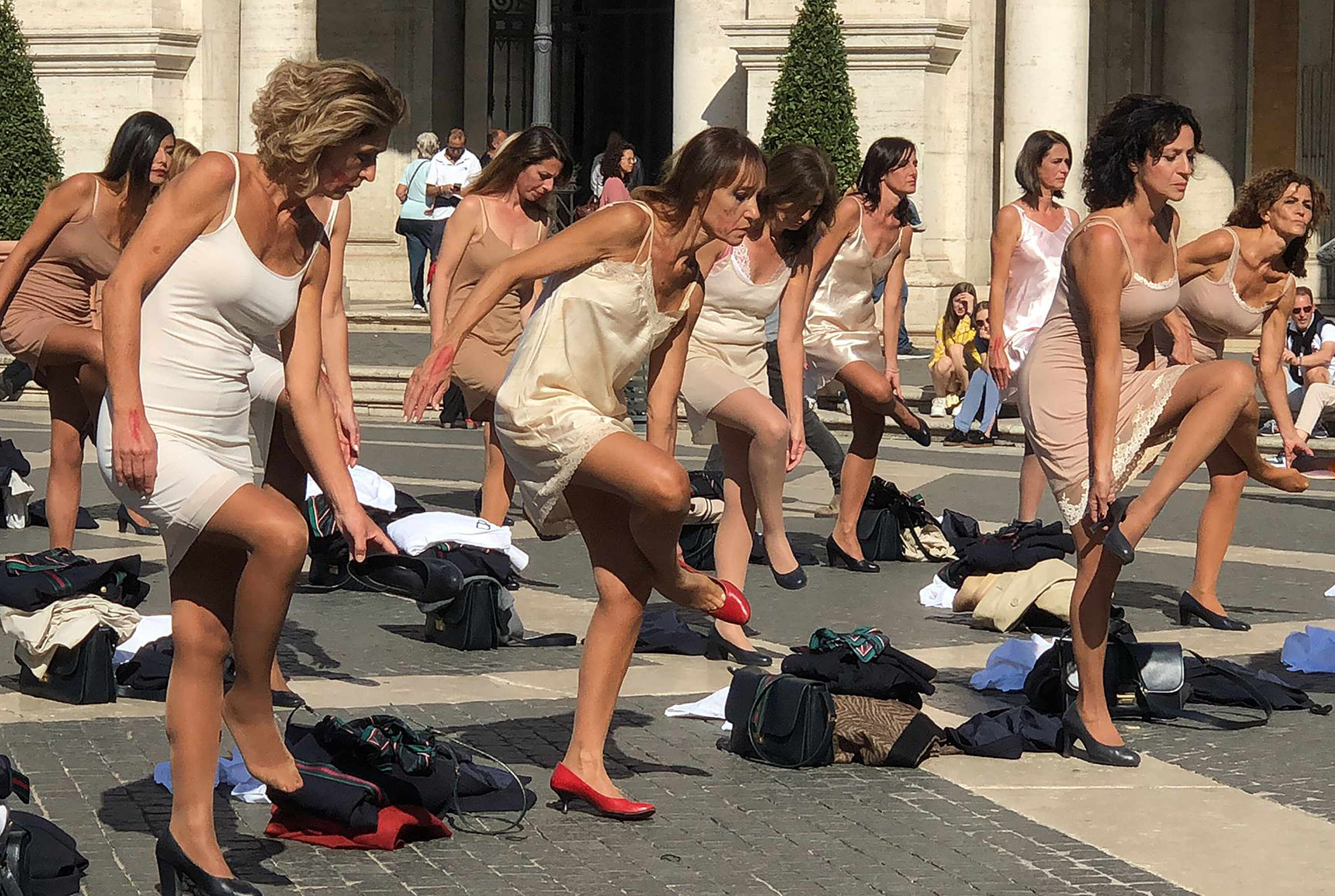 Protest inedit la Roma. Fostele stewardese de la Alitalia s-au dezbrăcat în centrul capitalei italiene în semn de protest