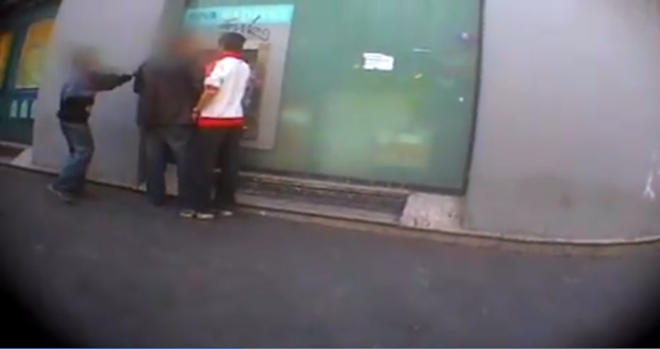 Zeci de copii români, exploatați și puși în Spania să-i tâlhărească pe bătrânii care scoteau bani de la bancomate
