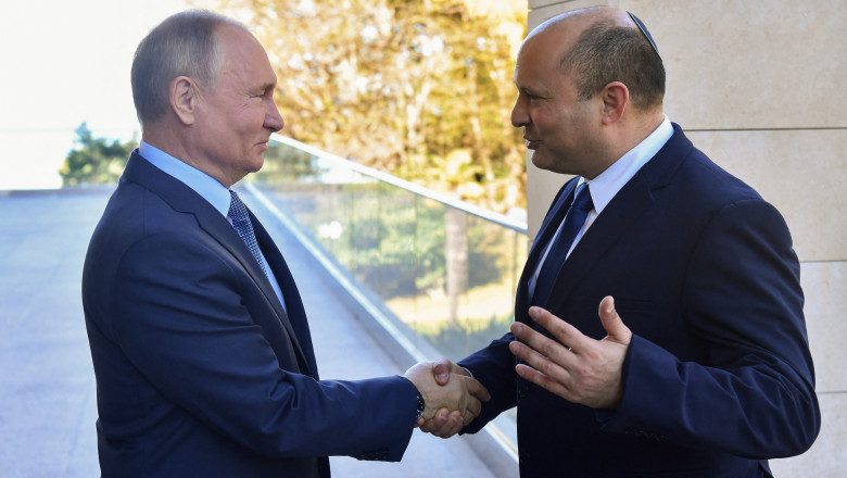Naftali Bennett a spus vineri că Israelienii îl consideră „un prieten foarte apropiat” pe Vladimir Putin.