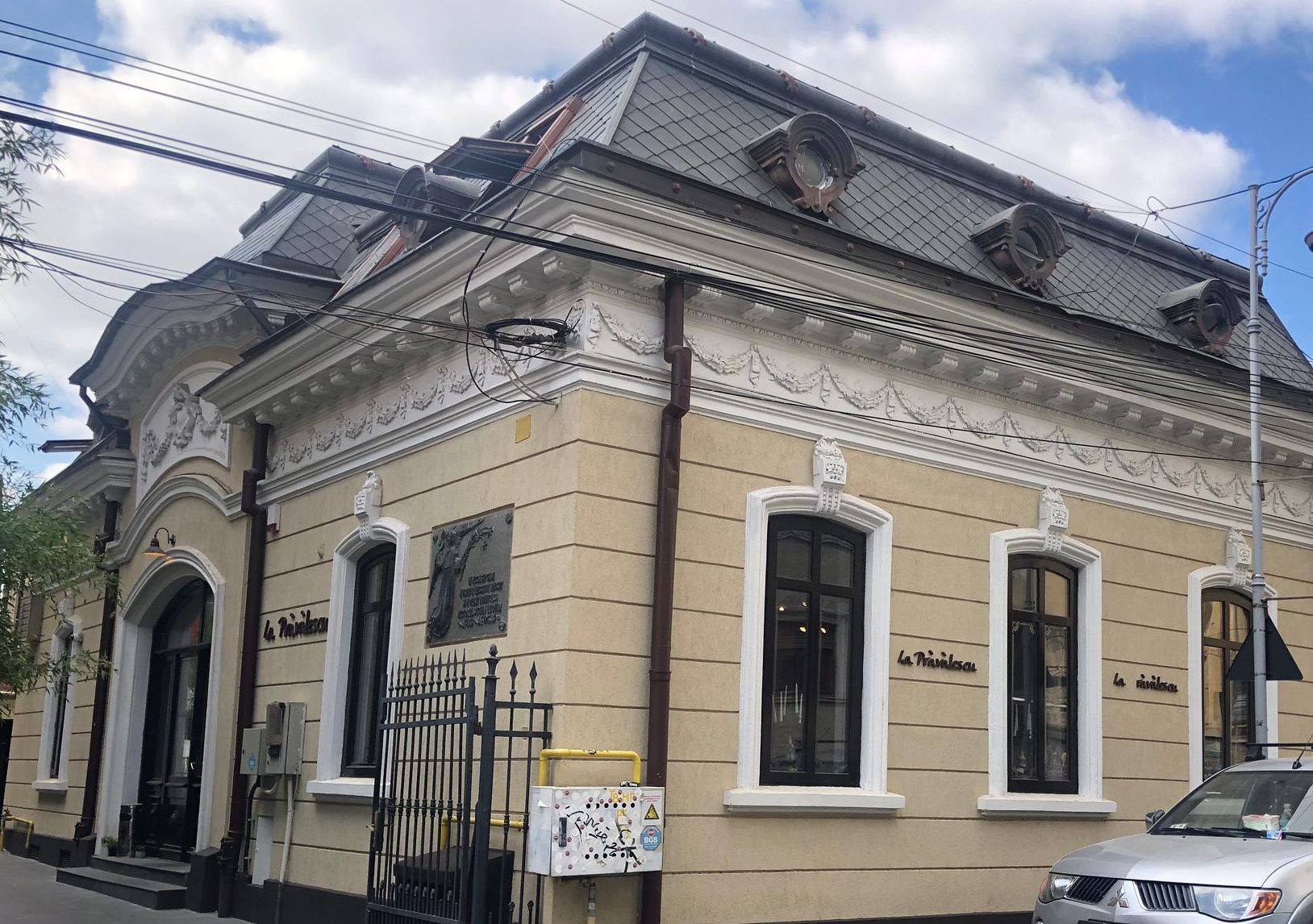 Incredibila casă-bijuterie cu tavane pictate de Luchian și bar clandestin la subsol. Nicu Ceaușescu era client fidel