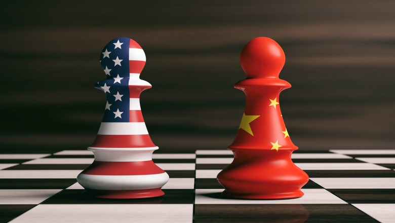 pioni pe tabla de șah în steagul SUA și China
