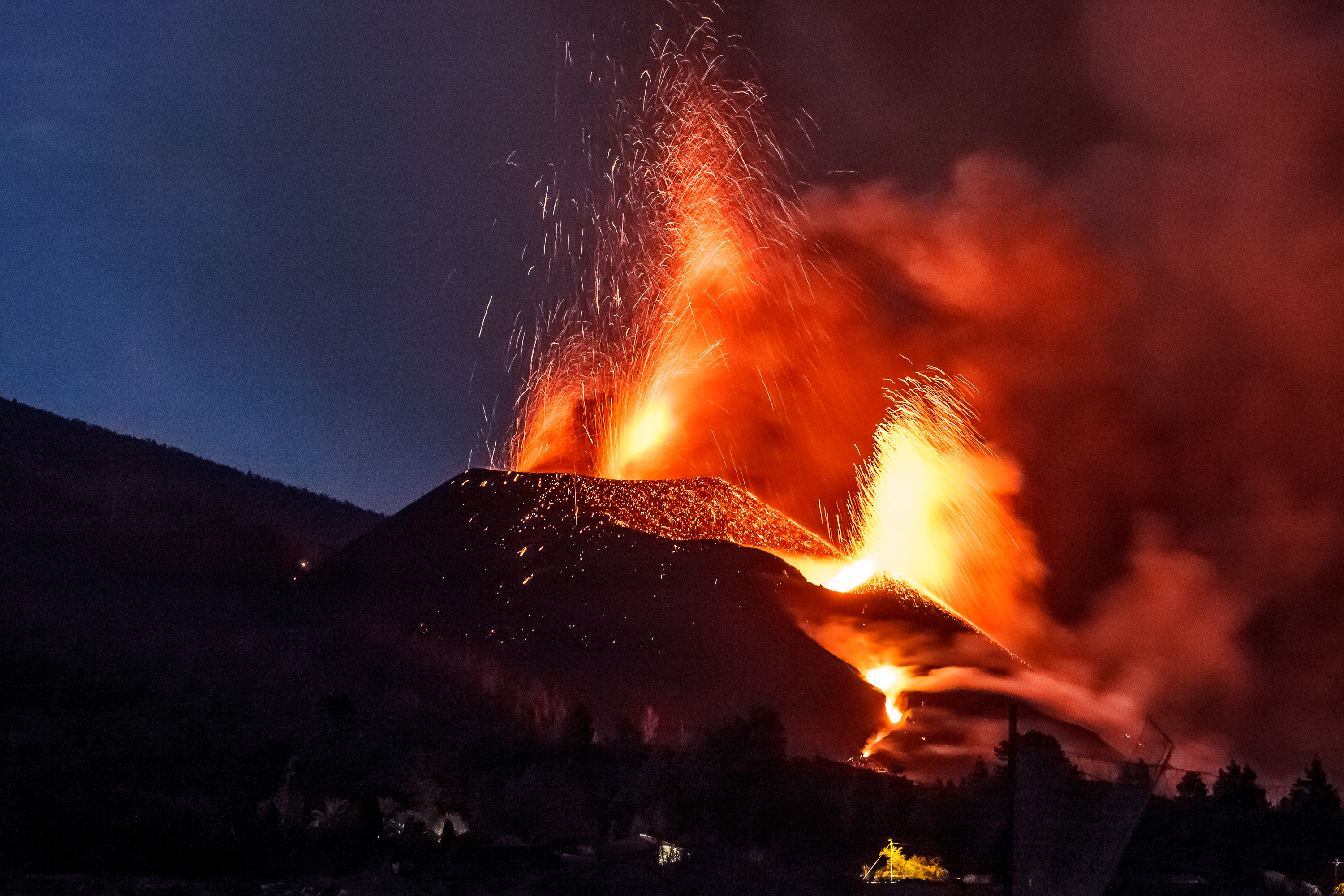 Încă 500 de oameni, evacuați urgent din La Palma. Râurile de lavă acoperă totul, sunt temeri că erupțiile vor continua încă trei luni