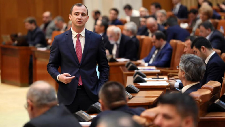 alfred simonis printre parlamentari in plenul camerei deputatilor