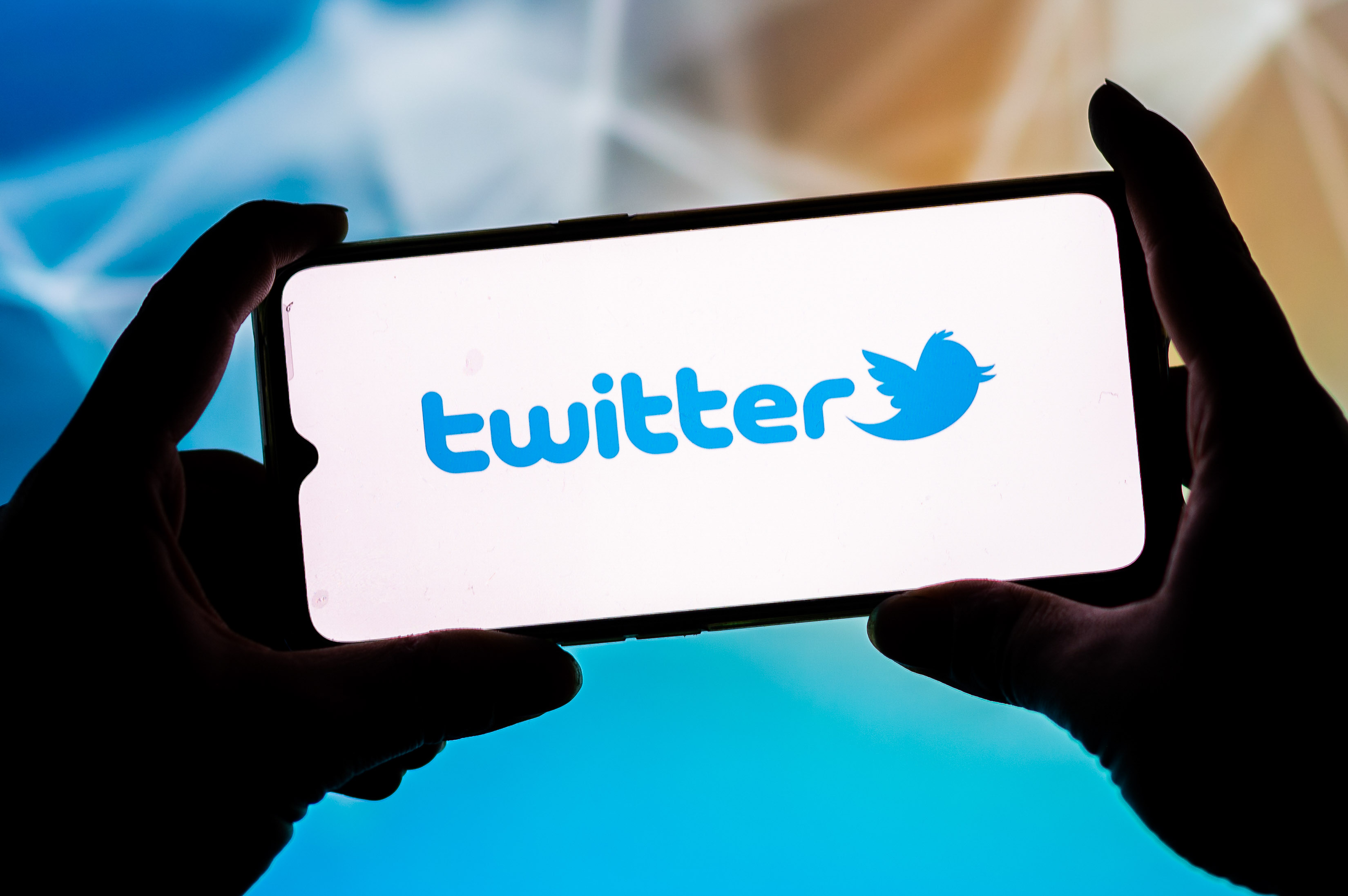 Twitter recunoaște că algoritmii platformei sale favorizează postările politicienilor și presei de dreapta