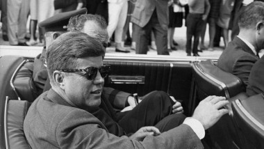 JFK in masina decapotabila inainte de a fi asasinat în 1963