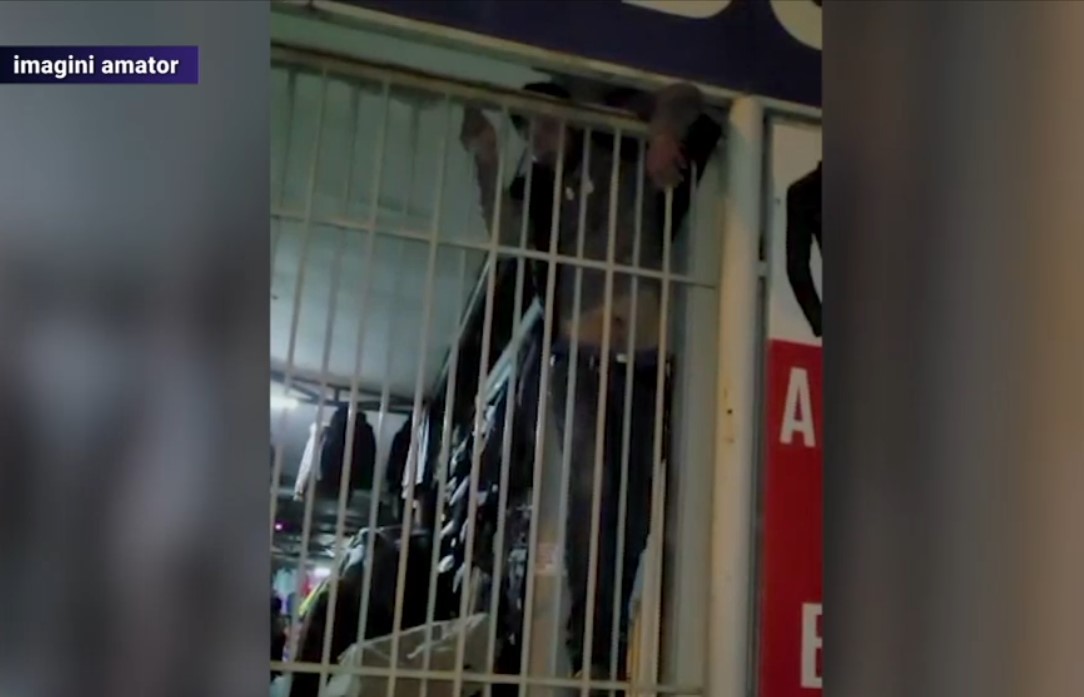 VIDEO. Un hoț din Buzău a fost nevoit să cheme ajutoare după ce a rămas prins într-un grilaj