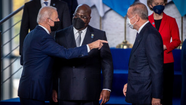 Joe Biden arată cu degetul spre Erdogan