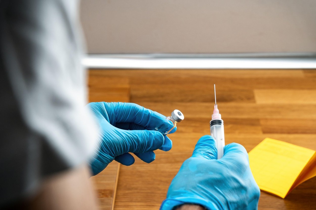 Studiu: Vaccinul anti-HPV reduce rata cancerului de col uterin cu 87%. În România, doar o treime din doze au fost folosite