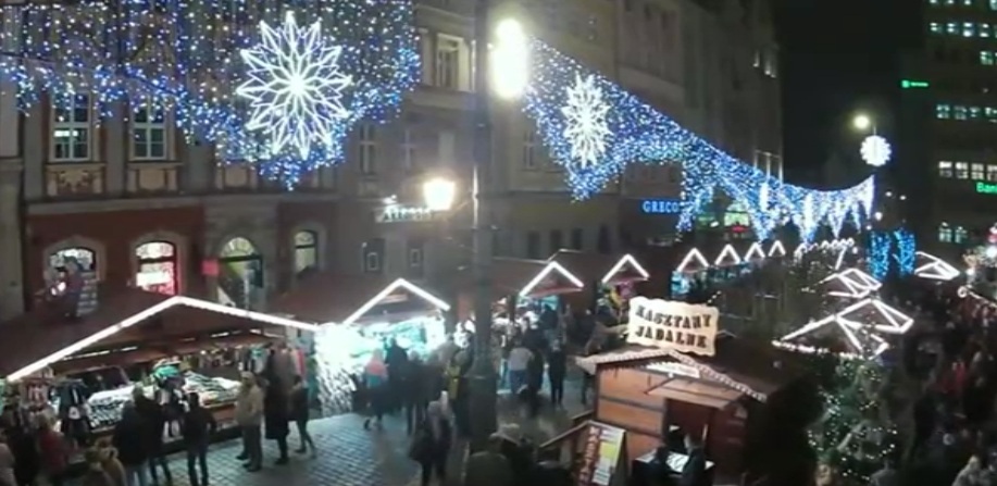 Autoritățile din Brașov le cer oamenilor să evite aglomerația de Sărbători. „Crăciunul ajunge și în cartiere”