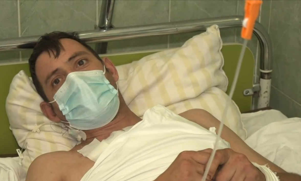 Bărbat înjunghiat în inimă de iubita lui, salvat în ultima clipă de medici din Sibiu. Inima i-a fost cusută în timp ce bătea