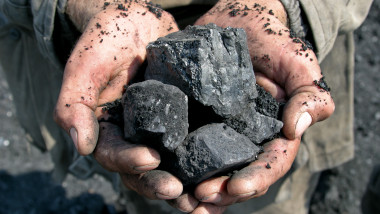 cărbune în mâini