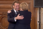 Le président Emmanuel Macron accueille Angela Merkel ŕ Beaune pour sa derničre visite en France comme chanceličre d'Allemagne