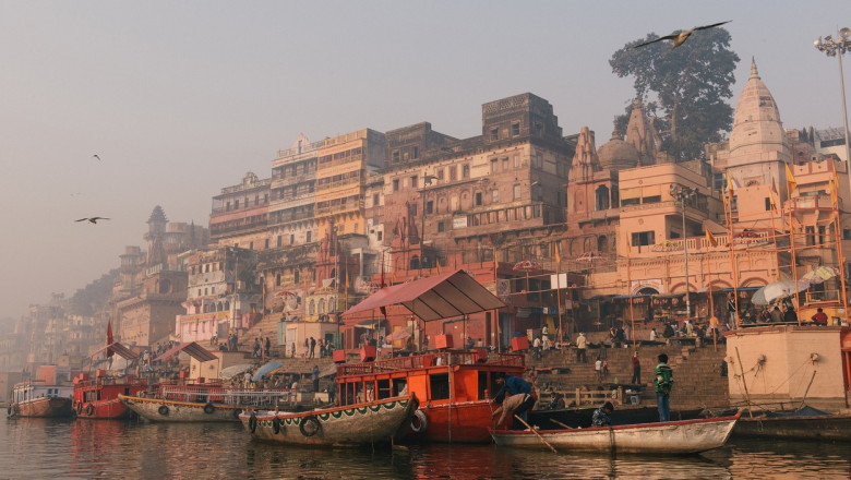 varanasii, india, imagine de ansamblu cu cladiri si bearci colorat