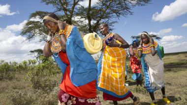 femei din samburu kenya cautand apa