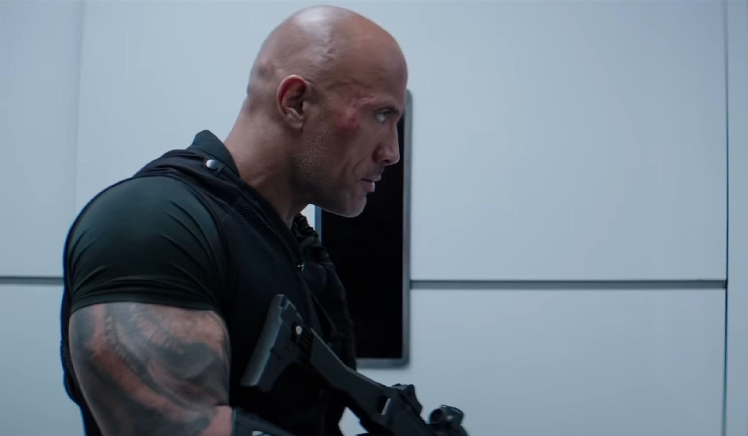 Actorul Dwayne Johnson, supranumit „The Rock”, spune că nu va mai folosi arme reale la filmări, după cazul Alec Baldwin