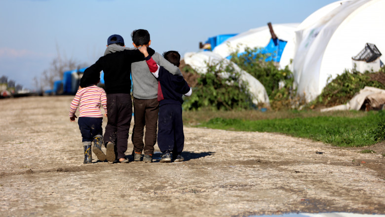 Imagine cu patru copii refugiați din Siria care locuiesc într-o tabără din Turcia.