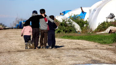 Imagine cu patru copii refugiați din Siria care locuiesc într-o tabără din Turcia.