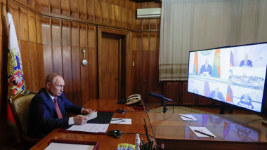 vladimir putin la birous in videoconferinta cu presedintele belarusului aleksandr lukasenko