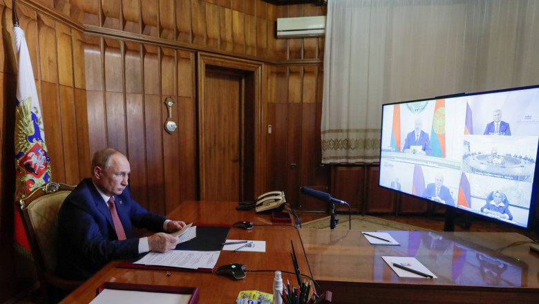vladimir putin la birous in videoconferinta cu presedintele belarusului aleksandr lukasenko