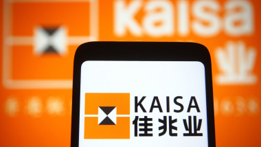 logo kaisa group pe un telefon mobil