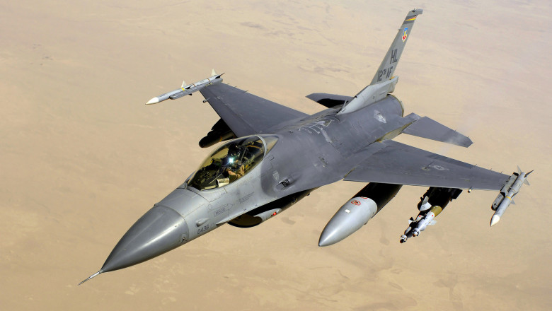 avion de vanatoare f-16 in zbor deasupra desertului