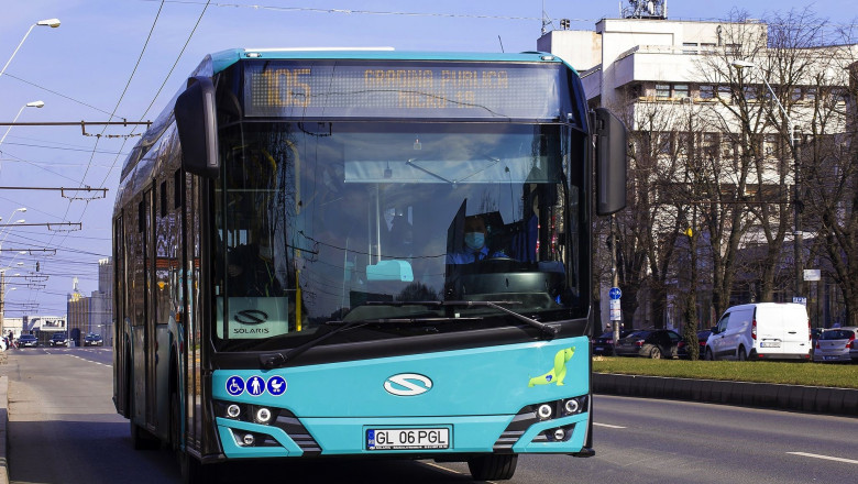 autobuz albastru in miscare