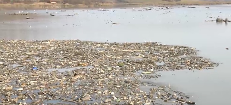 Uriașă insulă de gunoaie pe lacul de acumulare de la Voila. Tone de deșeuri pe care oamenii le lasă pe maluri sunt aduse acolo