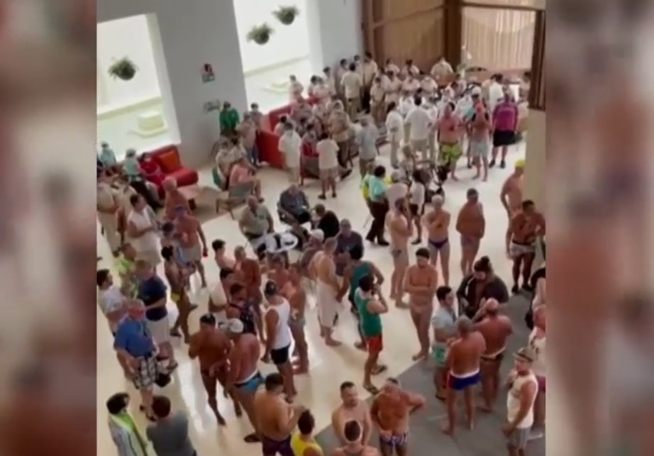 Panică pe o plajă de lângă Cancun. Doi oameni au murit într-un schimb de focuri între bande rivale