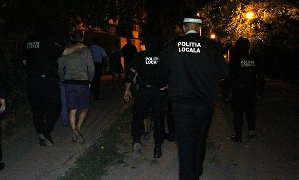 Polițist local bătut de o femeie care a refuzat să poarte mască: „A fost lovit cu pumnul în faţă”