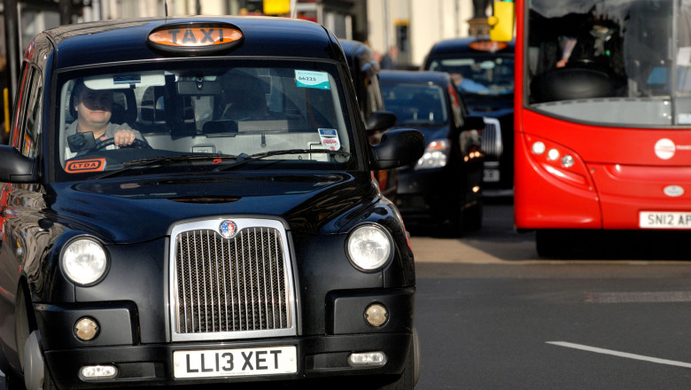 taxi pe străzile din londra. bus londonez în fundal
