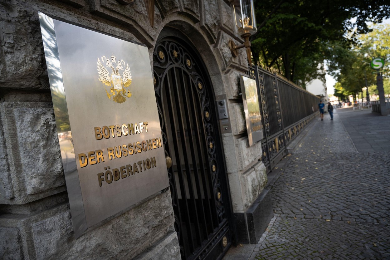 Diplomat rus găsit mort în fața ambasadei din Berlin. Ar fi căzut de la etaj, în urma unui „accident tragic”