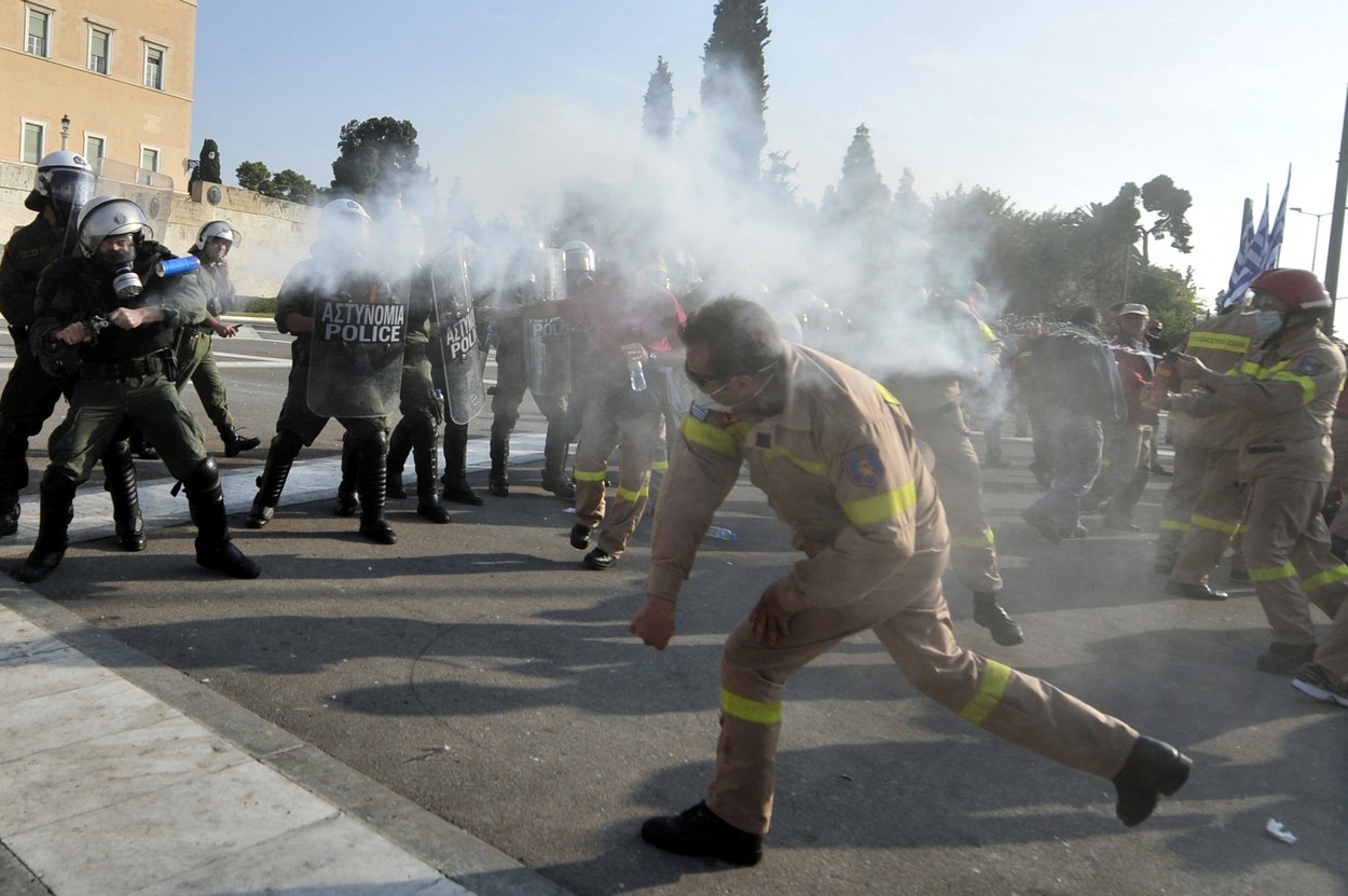 Poliţia a folosit gaze lacrimogene şi tunuri cu apă împotriva pompierilor care protestau la Atena