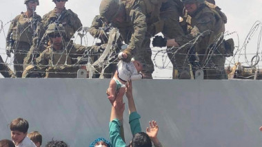 Copil dat peste gard unui soldat american