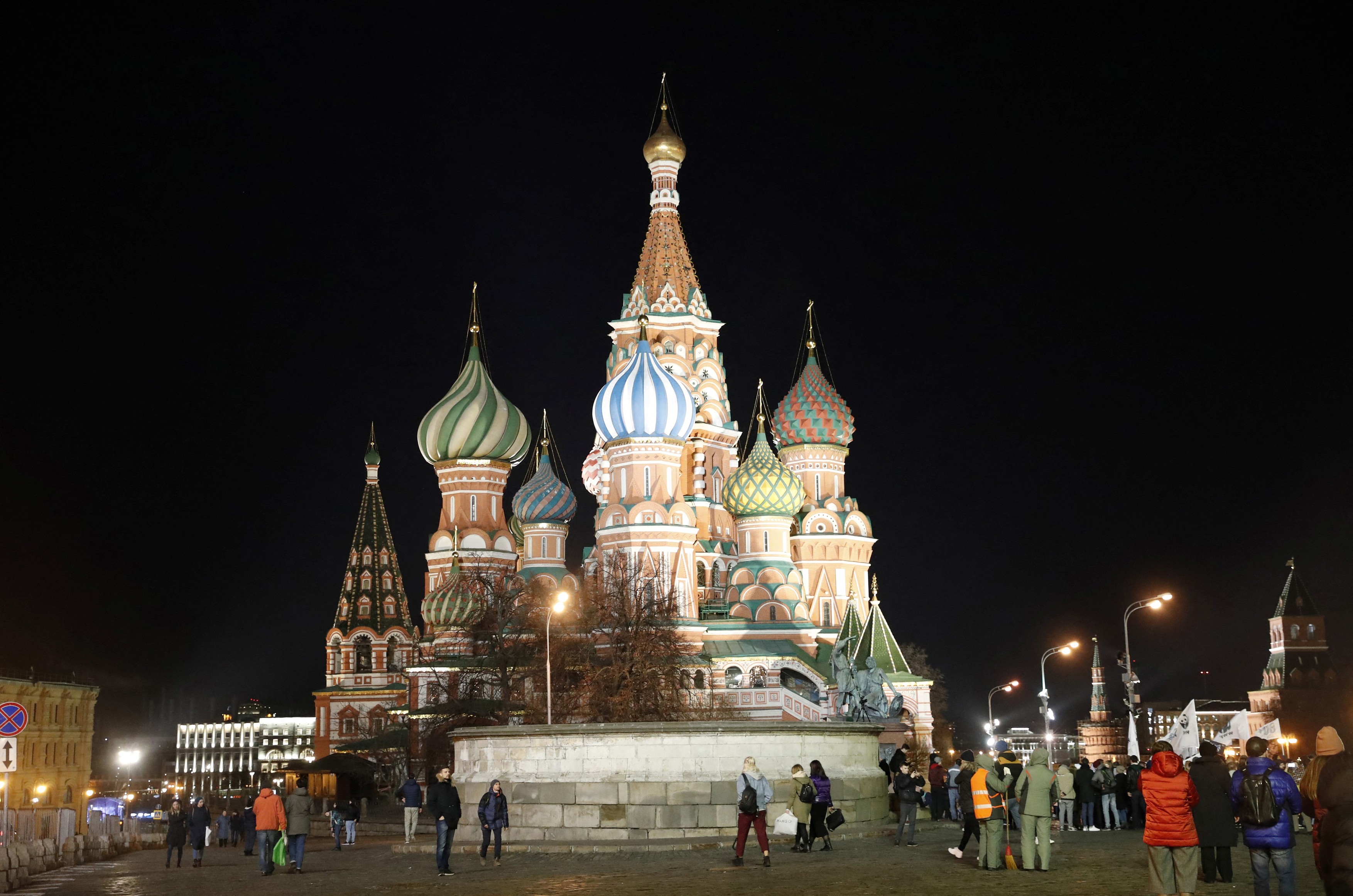 Val de arestări în Rusia - tot mai multe persoane se fotografiază în ipostaze indecente lângă monumente, biserici și secții de poliție