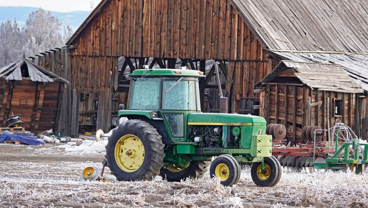 Un bărbat beat a murit după ce a căzut din tractor. Utilajul staționa