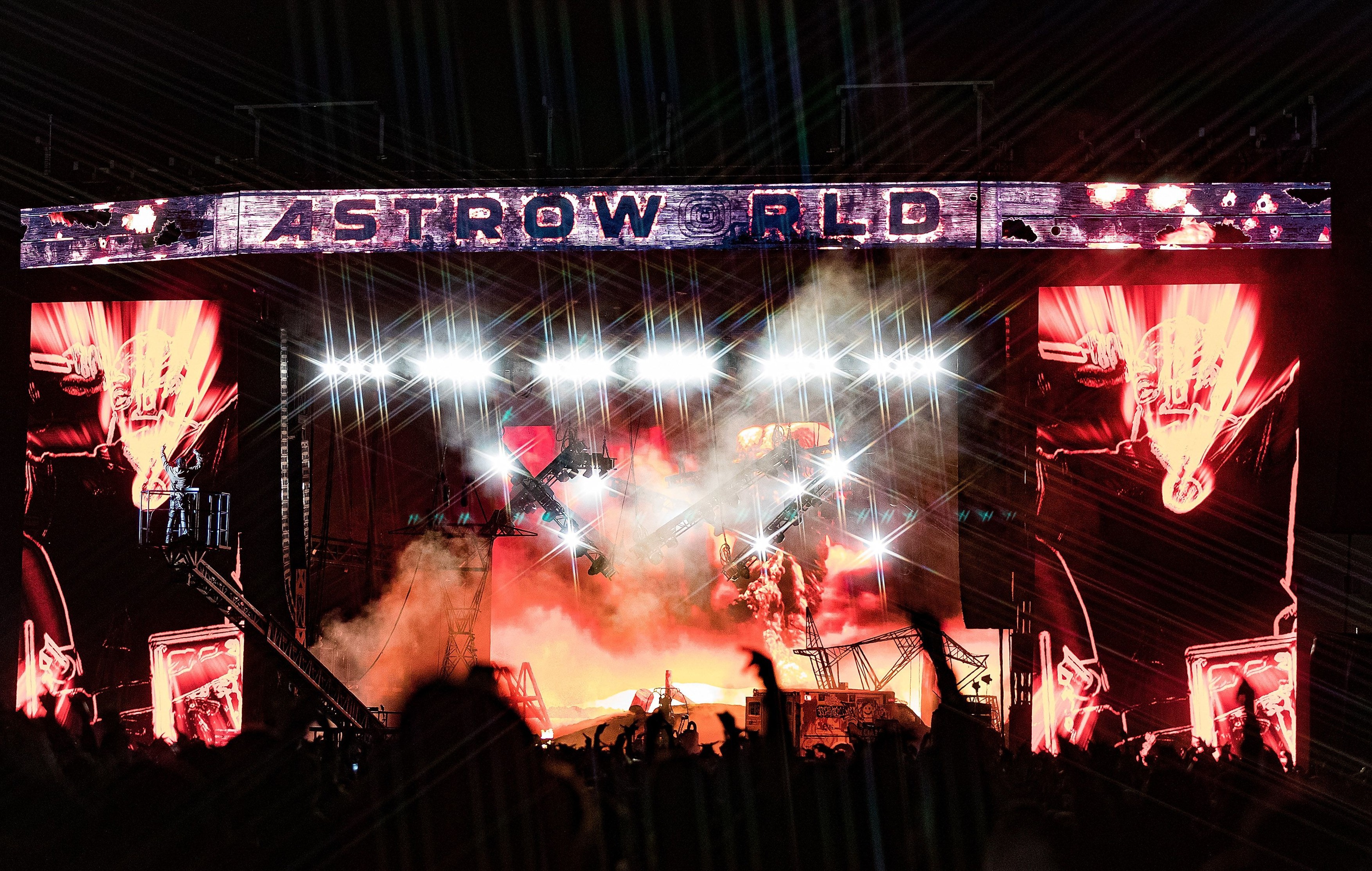 Haos la Festivalul Astroworld din Houston, mulțimea s-a călcat în picioare în fața scenei. 8 oameni au murit și zeci au fost răniți