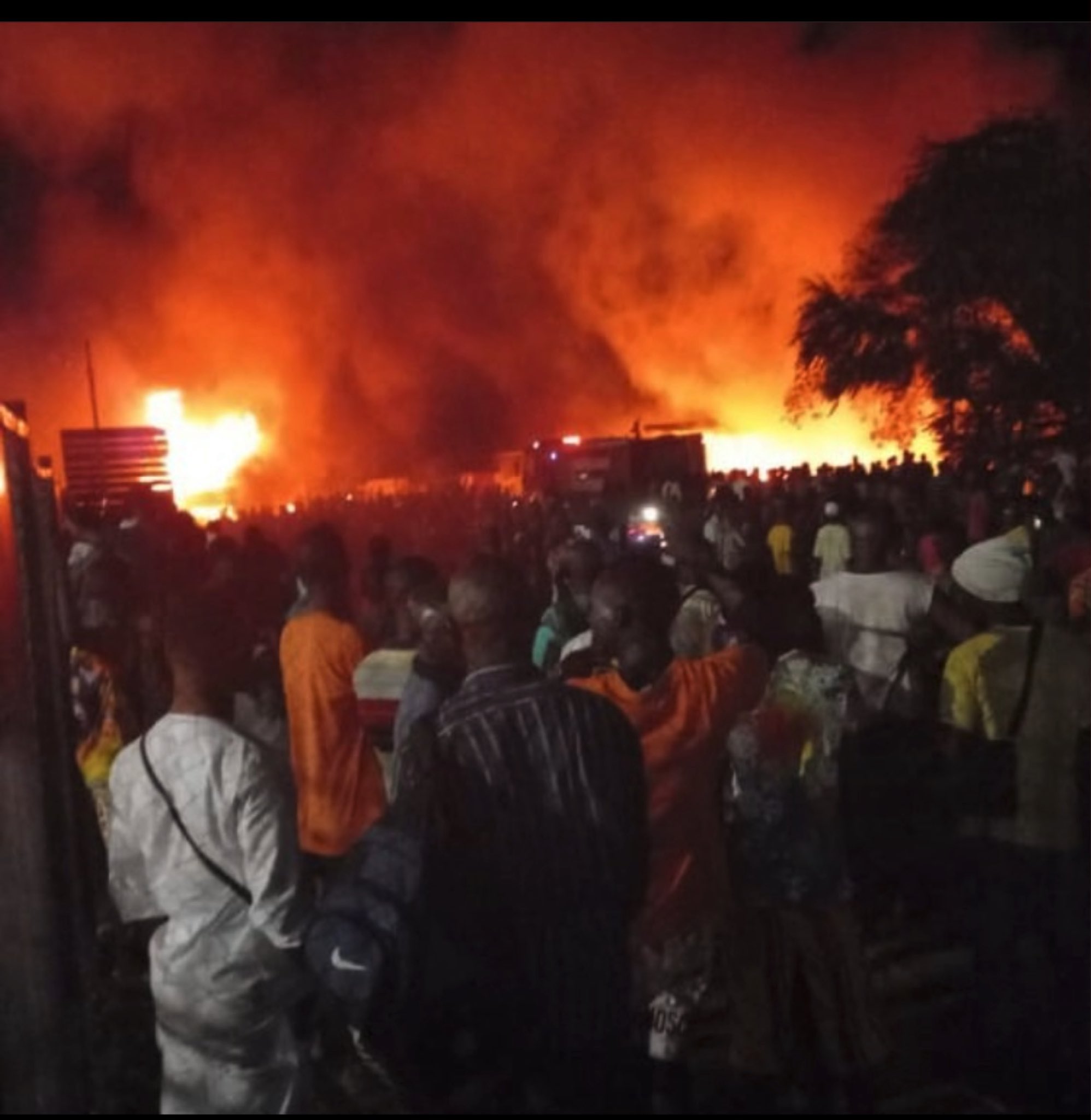 Peste 90 de oameni au murit carbonizați, după ce o cisternă cu combustibil a explodat într-o intersecție aglomerată din Sierra Leone