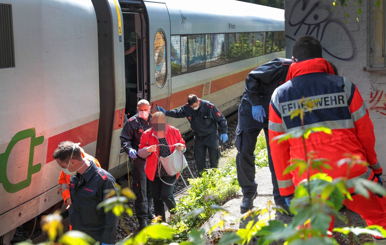 Atac cu cuțitul într-un tren din Germania: cel puțin trei răniți. Un bărbat a fost arestat
