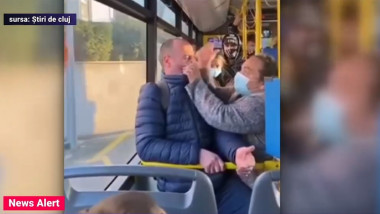 o femeie il tine de nas pe un barbat fara masca intr-un autobuz si-i da o palma