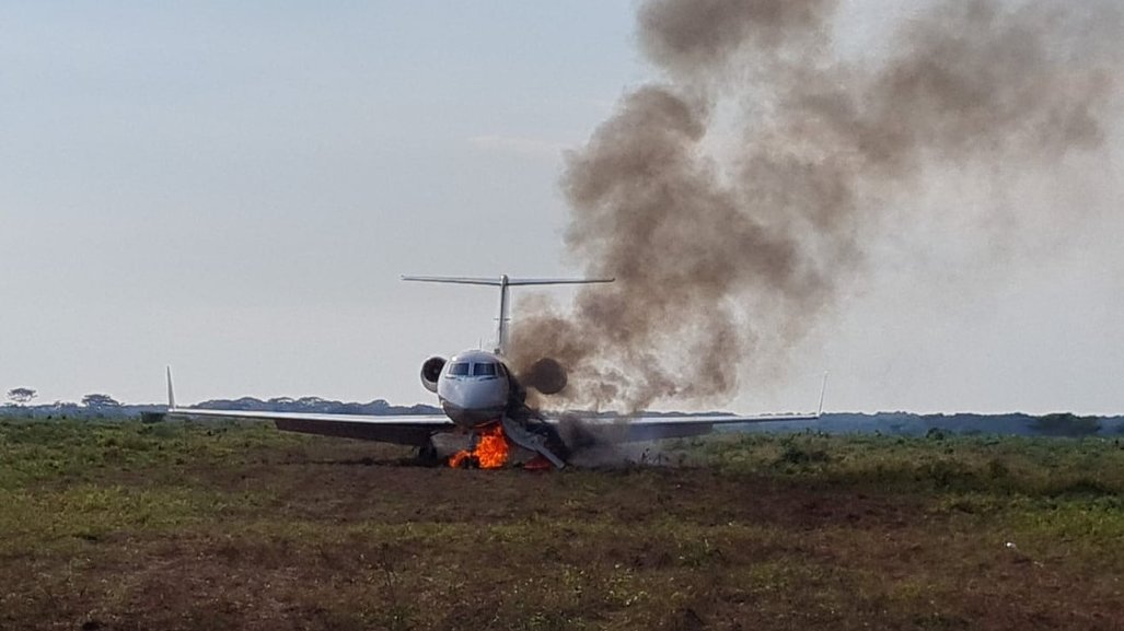 Peste 100 de kilograme de droguri găsite într-un avion abandonat pe câmp. Poliția a dat foc avionului