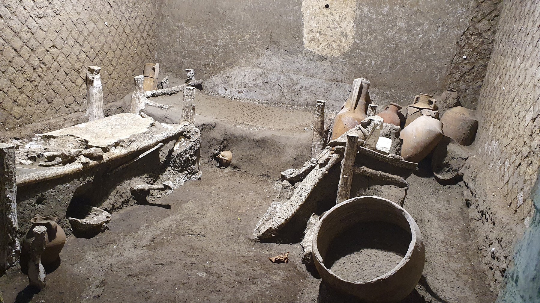 Descoperire rară. Arheologii au găsit o "cameră a sclavilor" într-o vilă romană din Pompei
