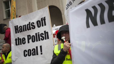 mineri cu pancarte protesteaza in fata reprezentantei comisiei europene la varsovia