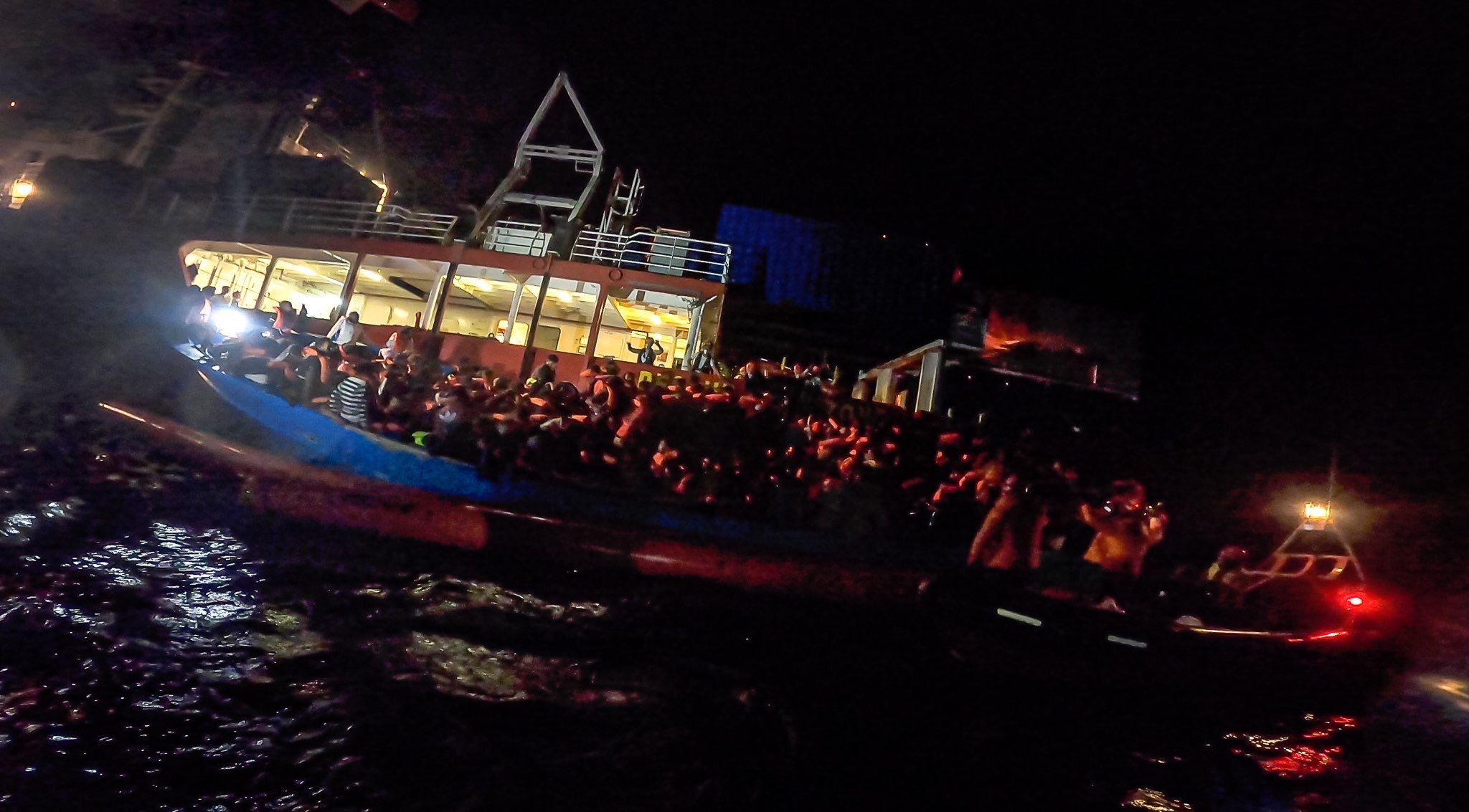 Italia permite ca o navă umanitară cu 800 de migranți, printre care copii și femei însărcinate, să acosteze în Sicilia