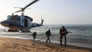 soldati ianrmati coboara din elicopter pe plaja, exercitii militare iran