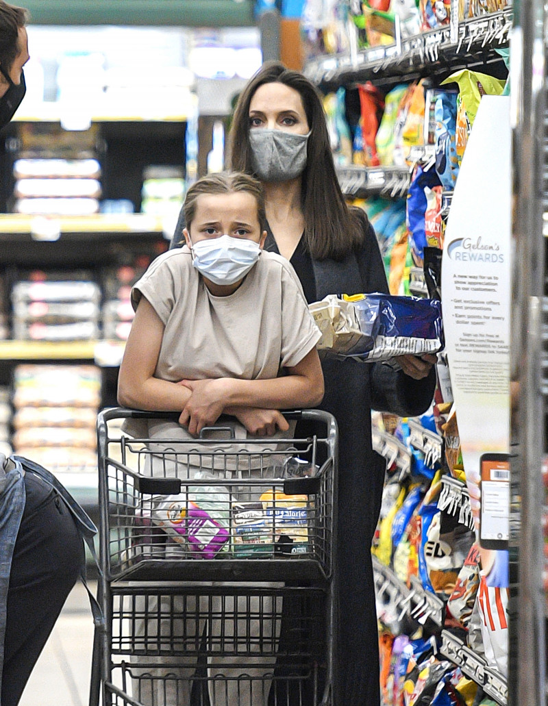 EXCLUSIVE: Angelina Jolie Does Some Grocery Shopping With Daughter Vivienne at Gelson's Supermarket in Hollywood, CA.